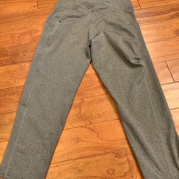 Bundle of 4 workout leggings. Size Medium - Picture 10 of 14